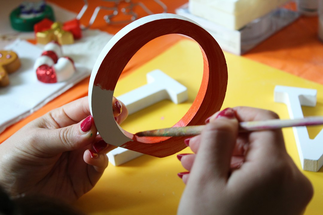 materiales de matemáticas Montessori - El trazado de las cifras de lija une el tacto con el símbolo.