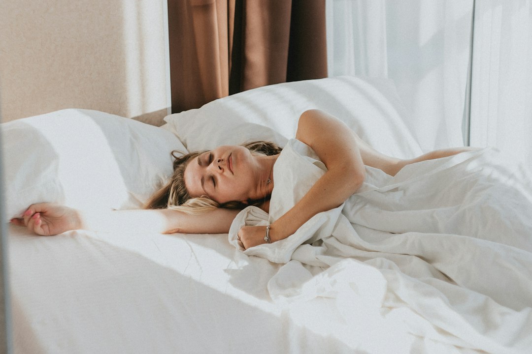 historias para dormir - La luz baja ayuda al cuerpo a bajar el ritmo.